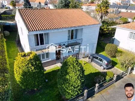 vaste demeure de 9 pièces avec jardin clos et double balcon en plein cœur de la ville.