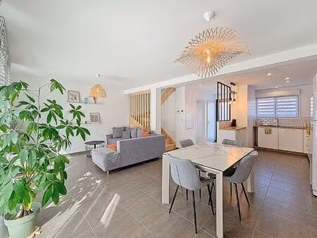 maison de 2019 avec extérieur dans résidence privée