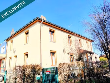 maison mitoyenne de charme avec son beau jardin d'agrément et son garage privé