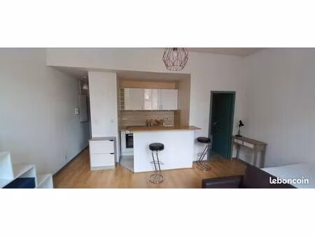 studio lumineux bordeaux