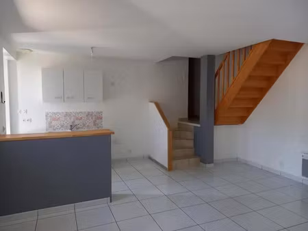 location maison 4 pièces 85 m² à naintre (86530)  690 €