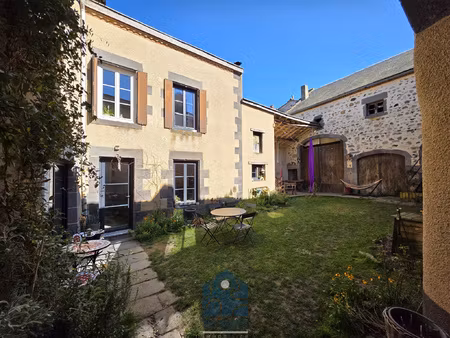 maison de village avec cour  terrasse  caves  granges et par