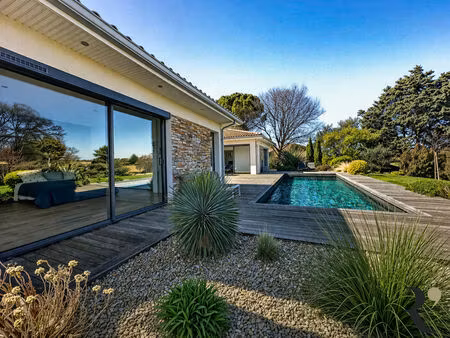 demeure de prestige t5 de 227 m² de plain-pied avec piscine et vue dégagée