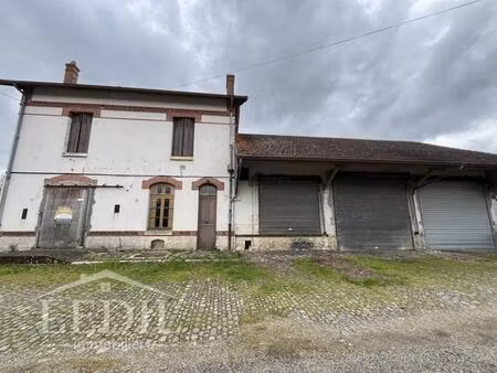 ancienne gare à restaurer avec extérieur