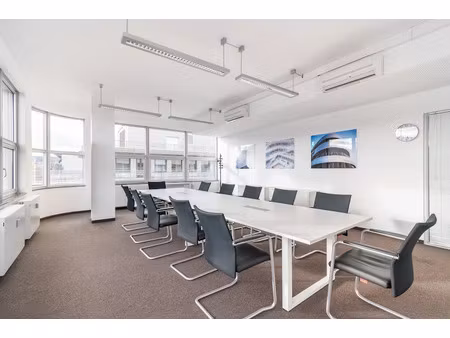 location meublée locaux professionnels 45 m² à eguilles (13510)  2 657 €