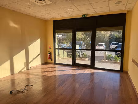 aix sud local 79m² parking