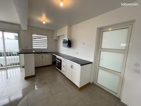 loue appartement t2 à sainte-suzanne