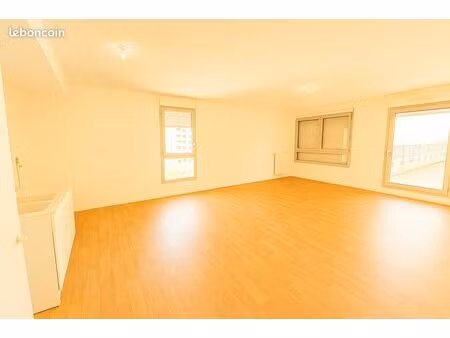 t3 lumineux de 73 m² avec terrasse - centre ville