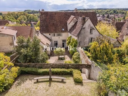 dans l'un des plus beaux villages de la seine-et-marne  une maison  ses trois jardins en..