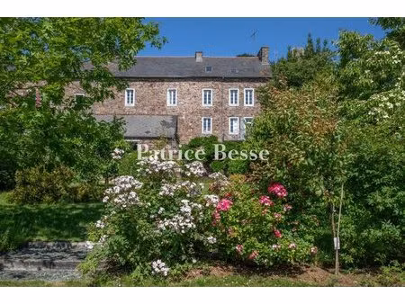 au sein d'une petite cité de caractère bretonne à l'esprit vénitien  une demeure du 19e...