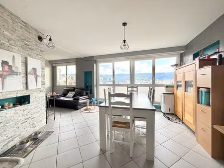 t5 lumineux avec vue dégagée  ascenseur et proche commodités