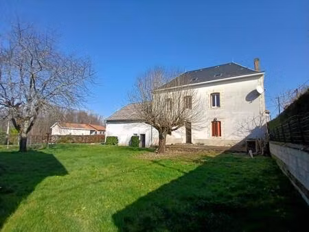 vaste maison de caractère à vendre. idéale pour une activité de chambres d'hôtes  hôtel ou