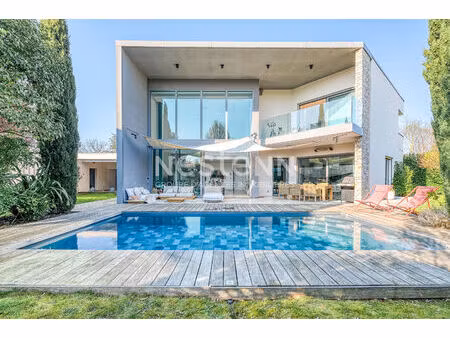 maison d'exception 7 pièces de 270 m² à chessy - prestations haut de gamme