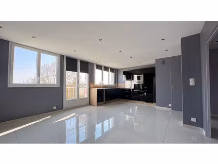 t3 entièrement rénové - parking - centre saint-cyr-sur-loire - proche tram