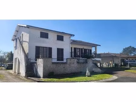 propriété comprenant 2 maisons pour une superficie bâtie de 300m² sur terrain de 2 200 m²