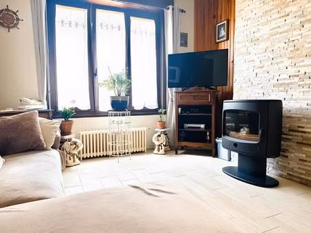 maison familiale avec jardin  au calme.