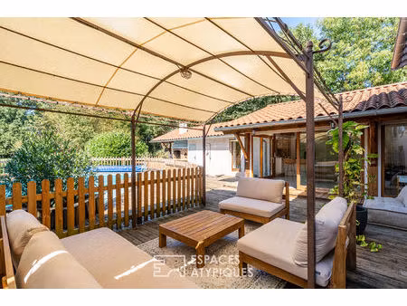 ancienne ferme rénovée avec piscine dans un environnement bucolique