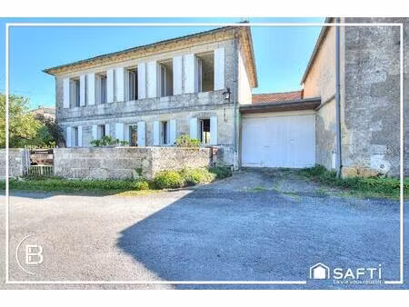 maison en pierre et nombreuses dépendances