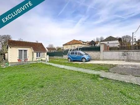 maison individuelle avec un grand terrain