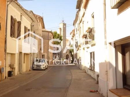 maison avec extérieur et 3 grandes chambres.