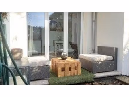 studio avec terrasse couverte et jardinet