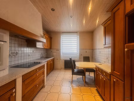 maison mitoyenne des 2 côtés au centre ville