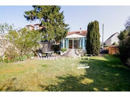 en centre ville  commerces  école et gare à pied !