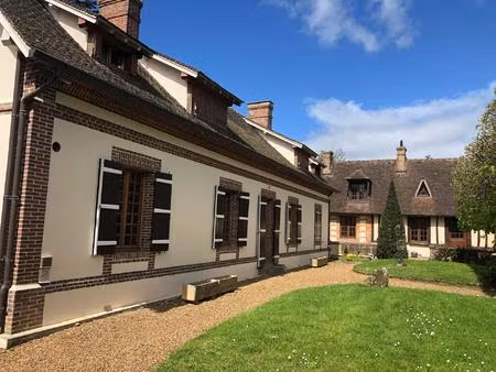 très belle propriété au sein d'un village prisé
