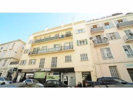 2 pièces avec balcon à nice dans le quartier du port
