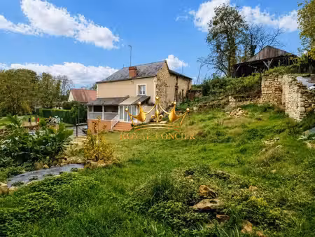 vue sur la campagne  et sur les dépendances de la maison