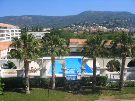 le lavandou - 'tout à pieds' appartement t2 - belle terrasse - parking privatif