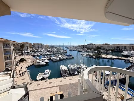 port frejus  vue exceptionnelle pour cet appartement 3 pieces en dernier etage