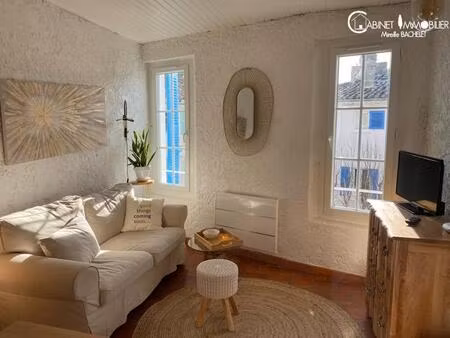 ceyreste  en exclusivité. sur la charmante place cupif  au 2ème