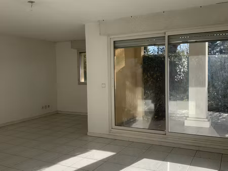 appartement t3 vide de 75 58 m2 avec parking et cave - résid