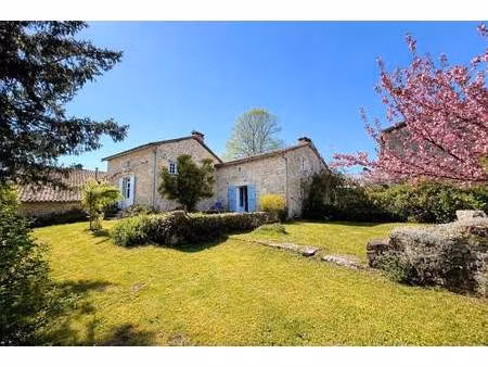 vente maison 6 pièces 130 m² benest (16350)