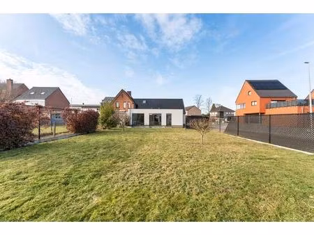 af te werken ruime woning (222m²) met 2 slaapkamers en tuin met tuinkamer op 6a 81ca te pa