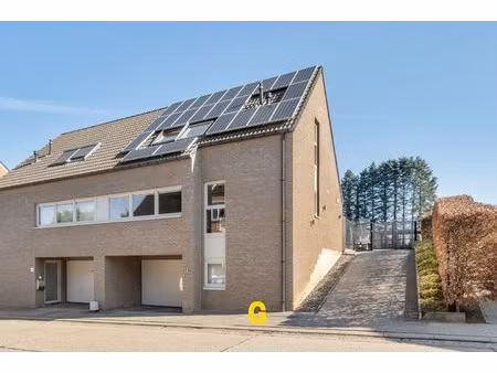 hedendaagse woning in halfopen bebouwing met 3 slaapkamers  inpandige garage en tuin op 7a