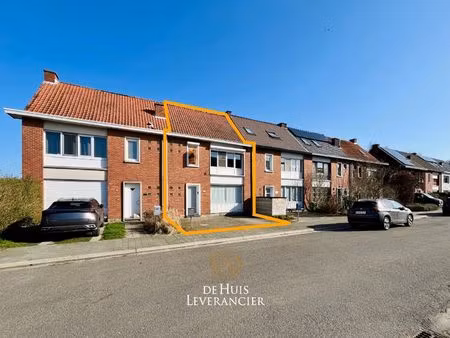 ruimtelijke rijwoning met tuin en garage in de altenawijk