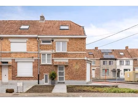 lichtrijke hoekwoning met 3 slaapkamers  zonnepanelen en klein koertje