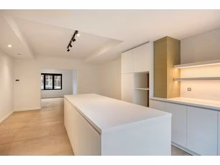 volledig gerenoveerde halfopen bebouwing met 3 slaapkamers  tuin  terras en garage in kumt