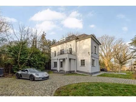 state-of-the-art villa tussen eeuwenoude bomen