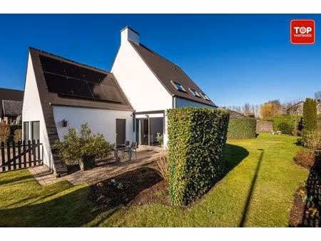 ruime villa met 4 slaapkamers  dubbele garage en zonnige tuin rondom