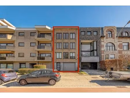 uniek opbrengsteigendom op top locatie (3 app + 3 parkings)