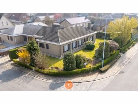 gelijkvloerse woning met 3 slaapkamers en garage.