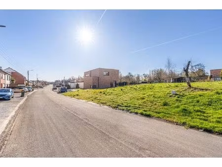 halfopen bebouwing met zuidgerichte tuin!