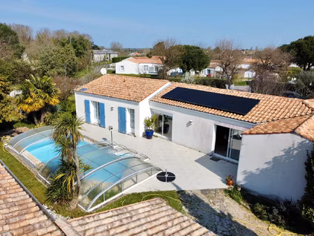 élégante maison avec piscine et jardin paysager dans un envi