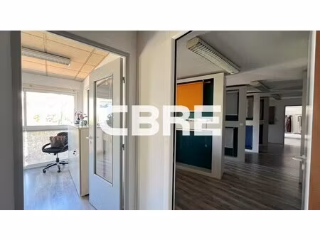 location local professionnel 143m²