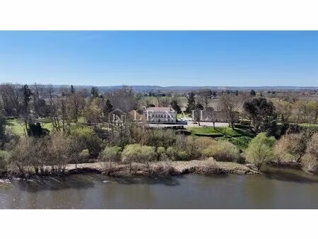 elégant château du xviiie siècle avec vue sur la rivière la dord