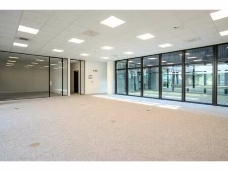 modern kantoor 633m² te huur op de gelijkvloerse rechts