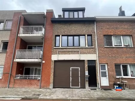 magazijn / opslagruimte met automatische sectionale poort